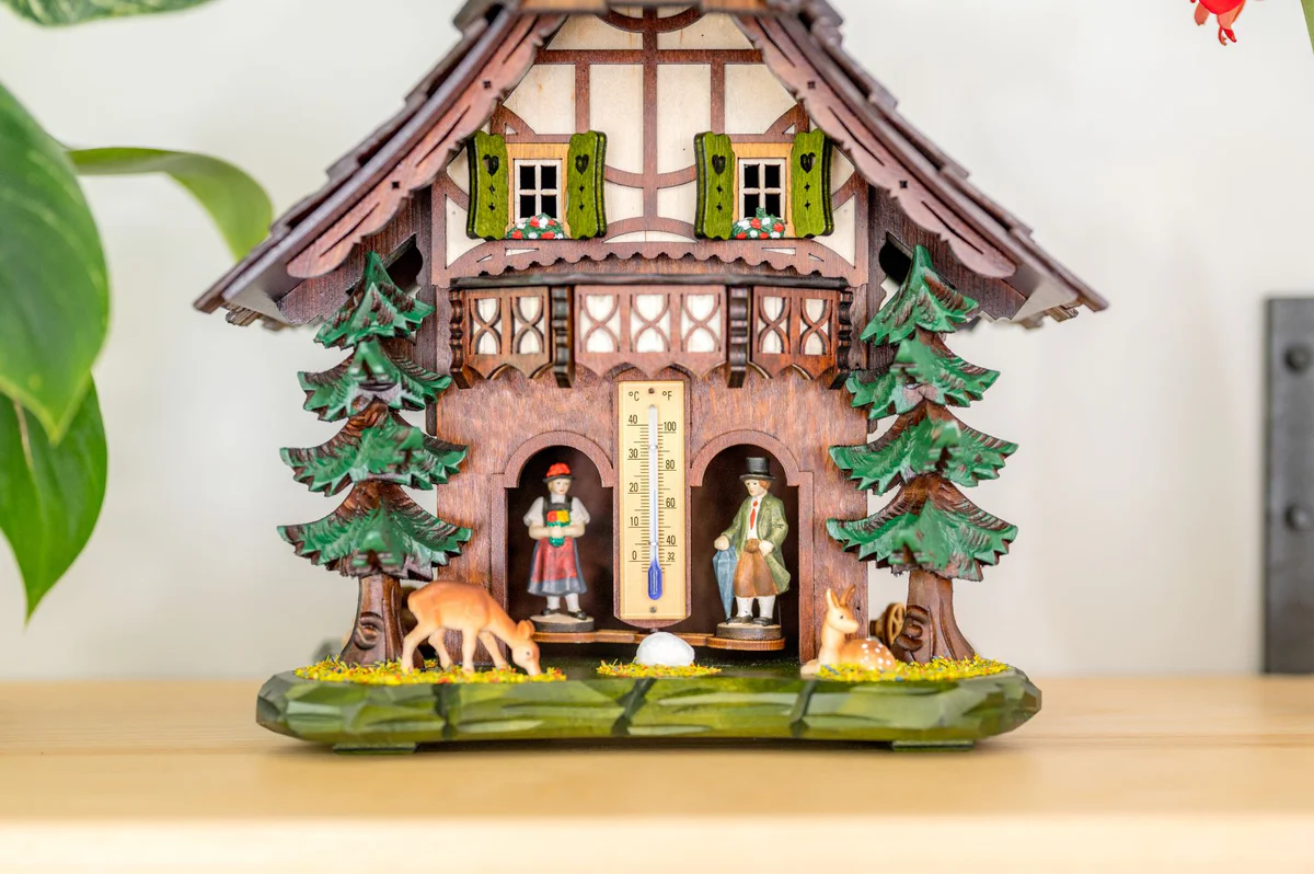 hermle-cuckoo-mantel-clock-bavaria-82000-detail