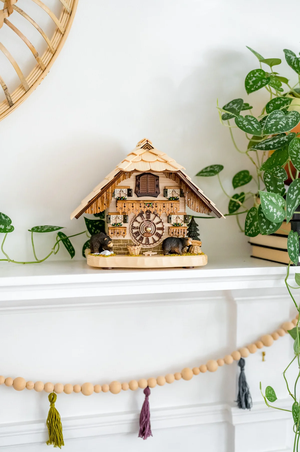 hermle-cuckoo-mantel-clock-bendorf-66000-detail