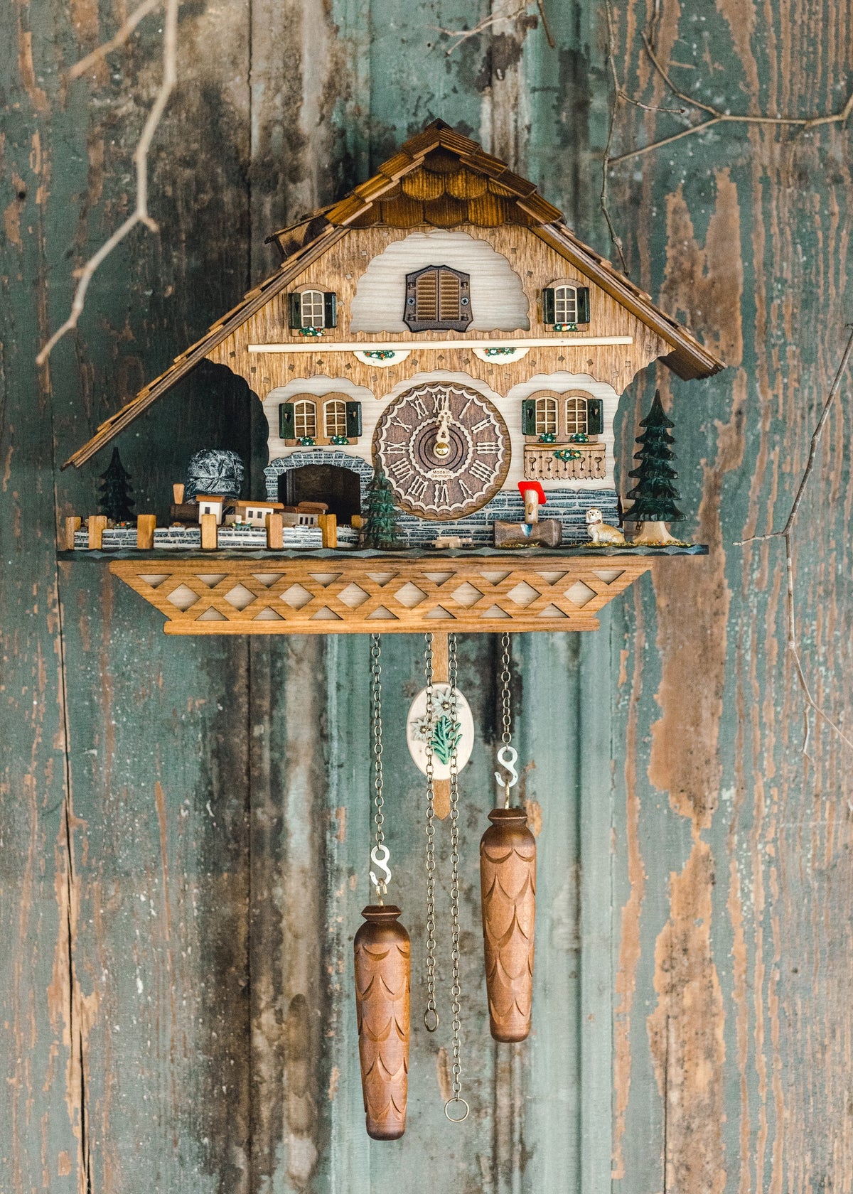 hermle-cuckoo-wall-clock-phillip-77000-detail
