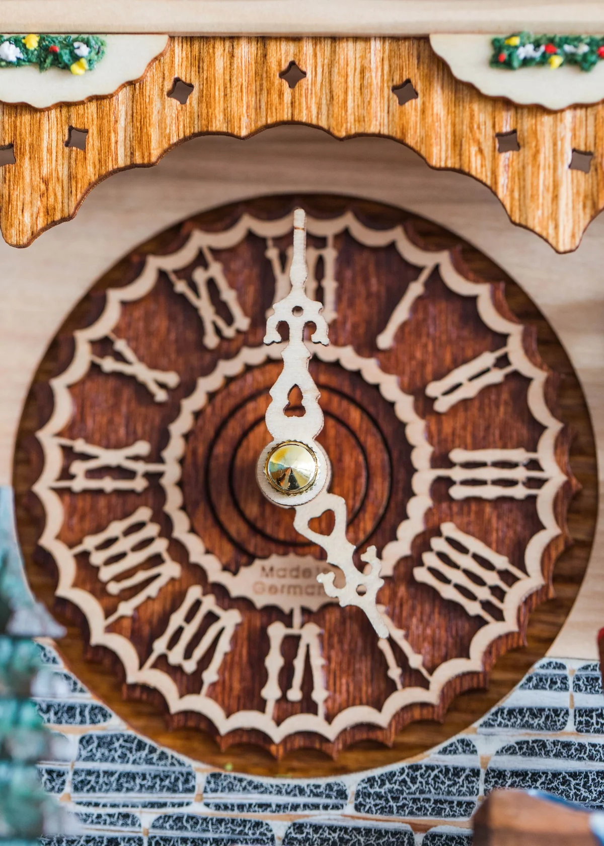 hermle-cuckoo-wall-clock-phillip-77000-detail3