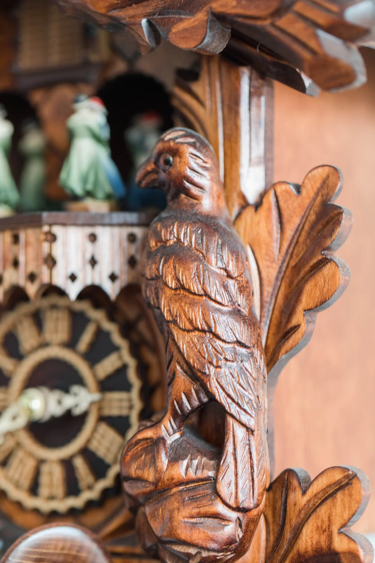 hermle-cuckoo-wall-clock-schwarzwald-61000-detail