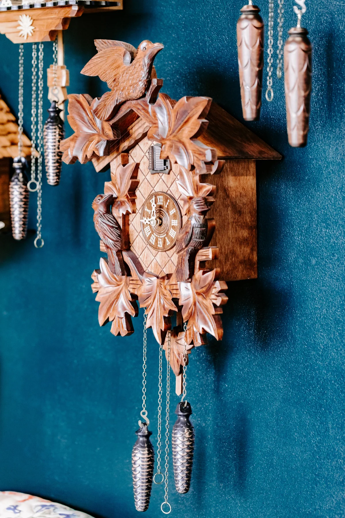 hermle-cuckoo-wall-clock-villingen-44000-detail